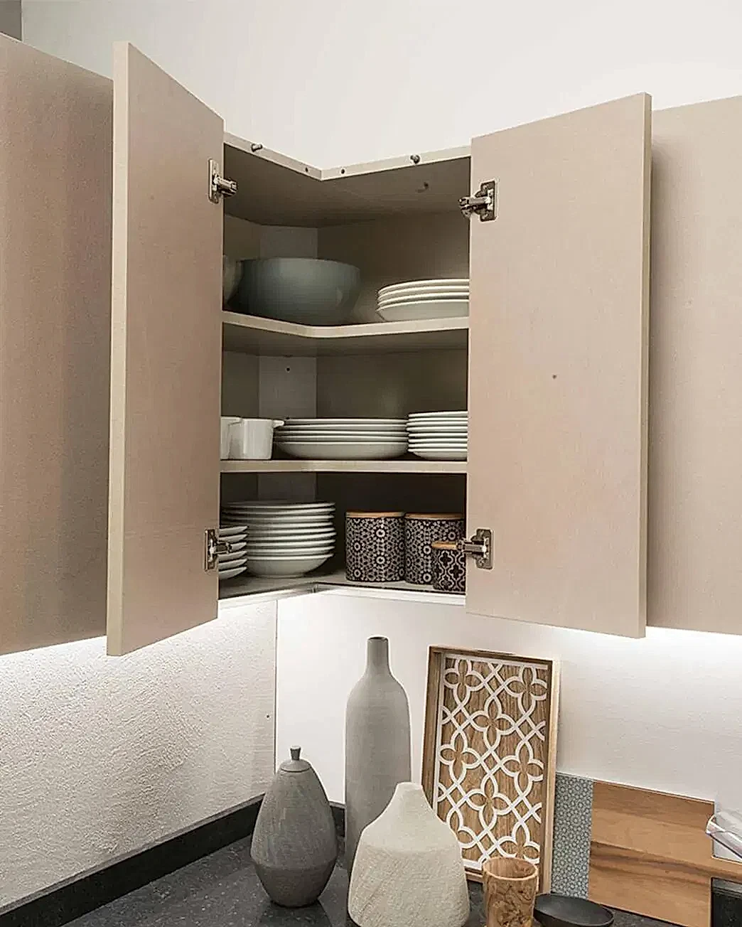 Kulpsuz Açılımlı Köşe Üst Dolap