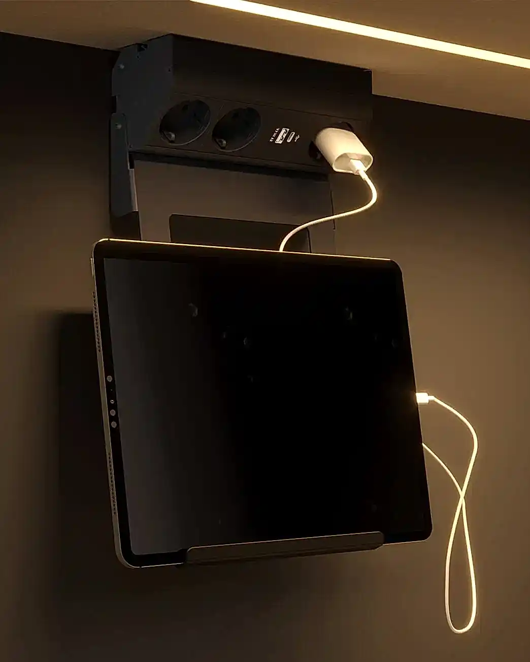 Siyah Tablet Raflı Güç Ünitesi