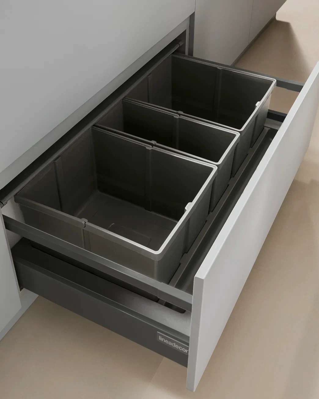 Koyu gri çöp kutulu iki yüksek çekmeceli eviye dolabı