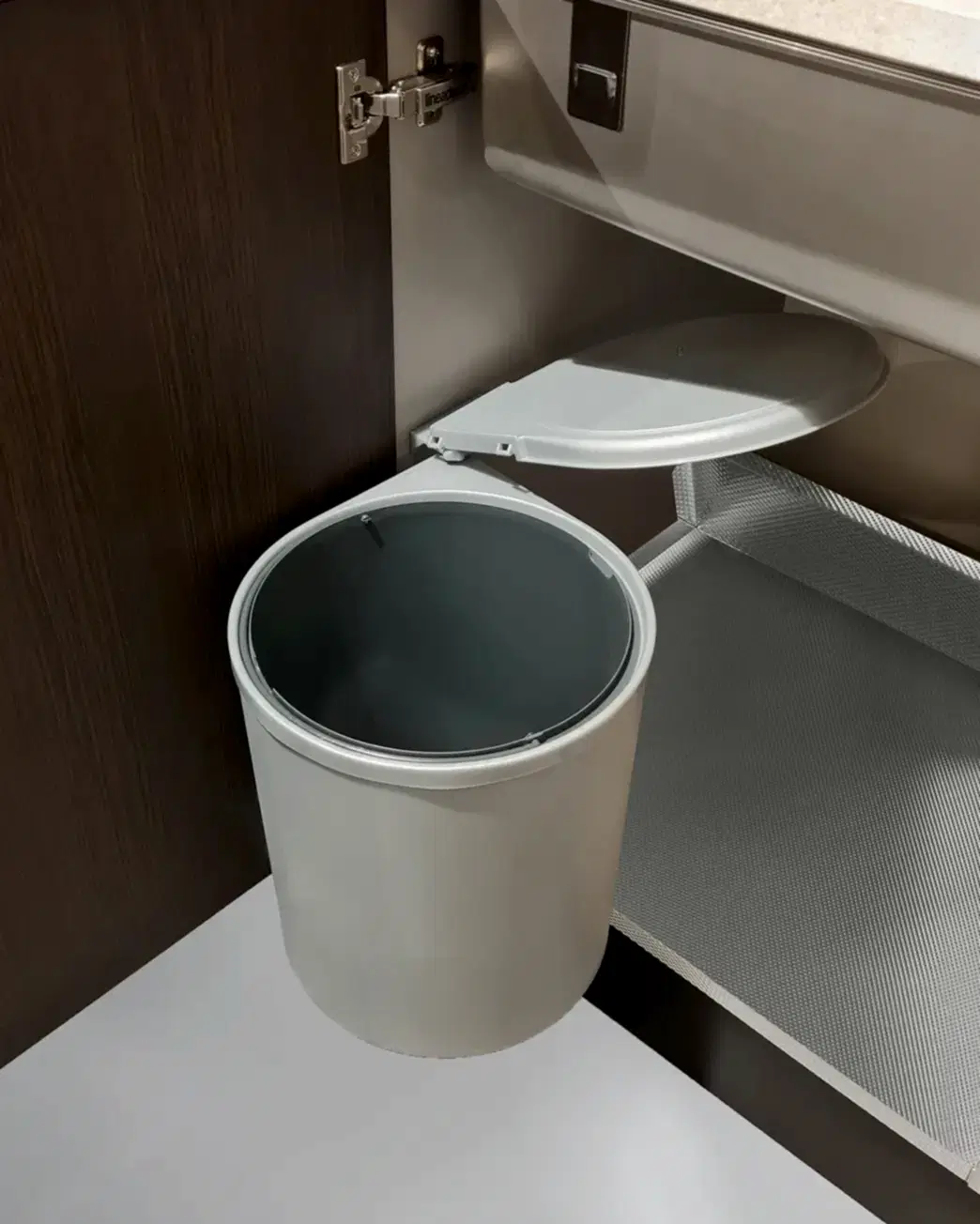 Metalik Gri Yuvarlak Çöp Kovası